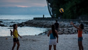 Des amies qui jouent au volley à la plage
